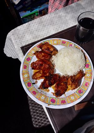 Una foto de Arroz con alitas de pollo agridulce