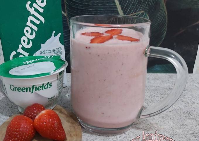 Strawberry yoghurt smoothie