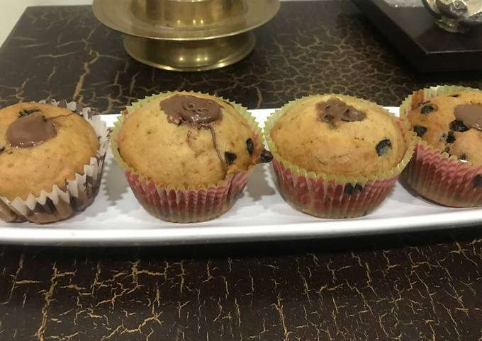 Banana and chocolate chips muffins with Nuttella filling