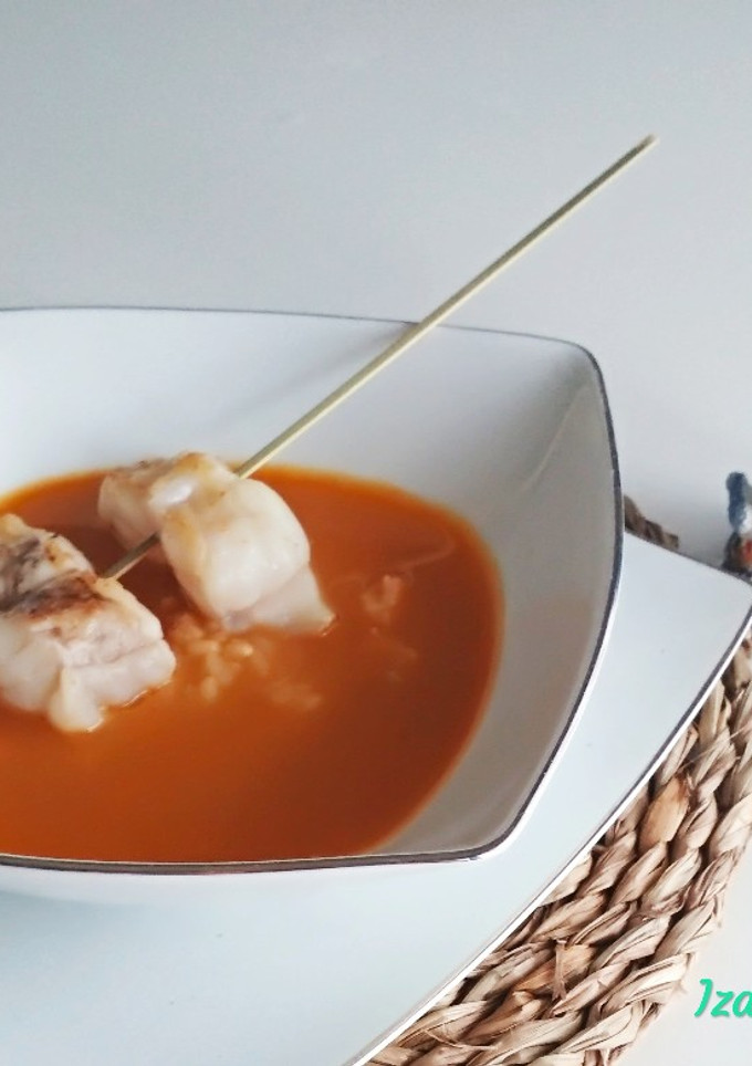 Una foto de Sopa de arroz con langostinos y brocheta de rape