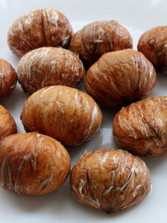 A picture of How To Peel the Inner Skin of Simmered Chestnuts.