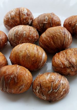 A picture of How To Peel the Inner Skin of Simmered Chestnuts.