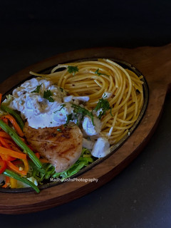 A picture of Grilled Chicken Sizzler With Mushroom Sauce.
