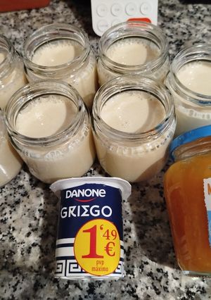 Una foto de Yogur individual de mermelada en yogurtera