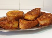 Una foto de torrijas tradicionales
