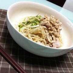 A picture of Cold Pork Shabu-Shabu Somen Noodles with Sesame Sauce.