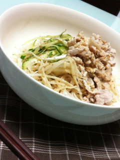 A picture of Cold Pork Shabu-Shabu Somen Noodles with Sesame Sauce.