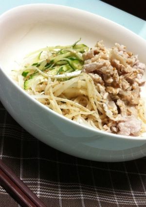 A picture of Cold Pork Shabu-Shabu Somen Noodles with Sesame Sauce.
