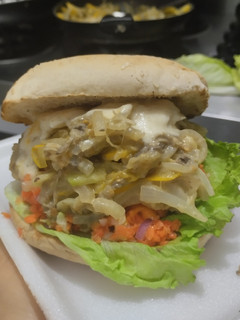 Una foto de Sándwich con muchos vegetales y pollo🥙🥯🧅🍆🍗🥪
