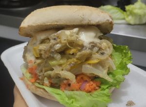 Una foto de Sándwich con muchos vegetales y pollo🥙🥯🧅🍆🍗🥪