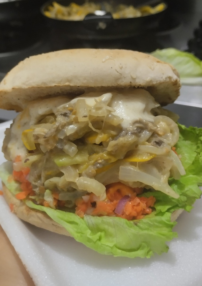 Una foto de Sándwich con muchos vegetales y pollo🥙🥯🧅🍆🍗🥪