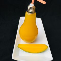 A picture of Ripe and unripe mango juice.