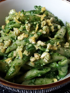 Una foto de Pasta con pesto de albahaca y anacardos