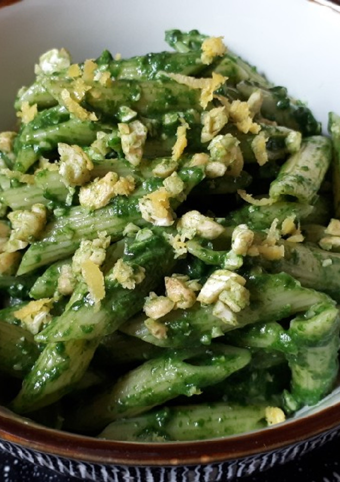 Una foto de Pasta con pesto de albahaca y anacardos