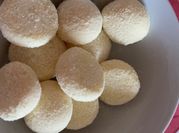 Una foto de trufas con leche condensada