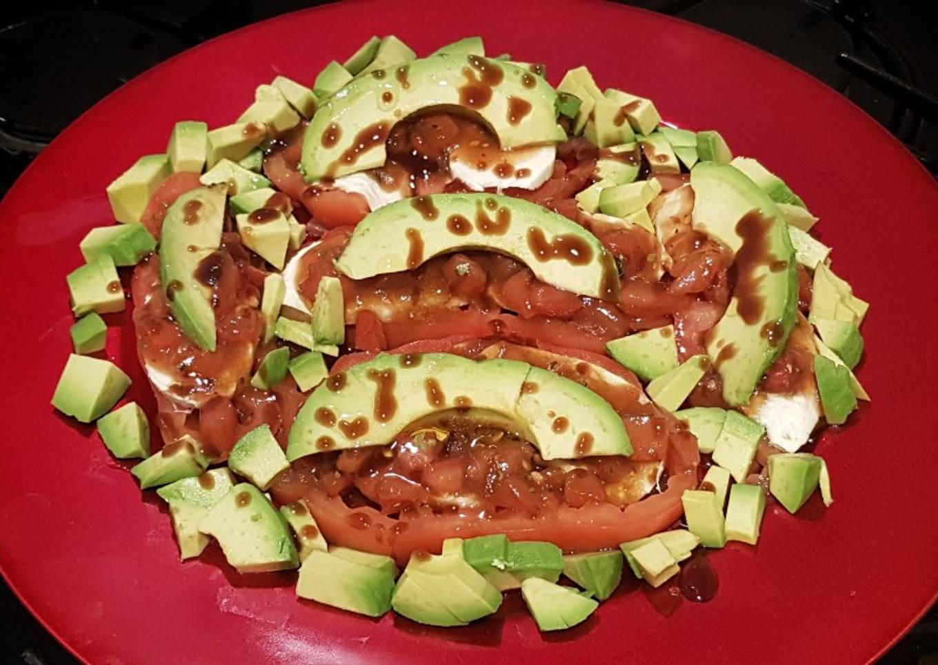 Tomate, mozzarella y aguacate marinados con vinagreta de tomate