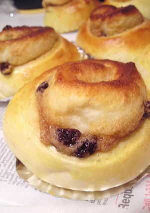 A picture of Cinnamon Almond Cream Bread Rolls.