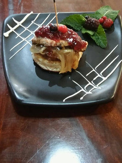 Una foto de Solomillo sobre paté ibérico, cebolla caramelizada y salsa de frutos rojos