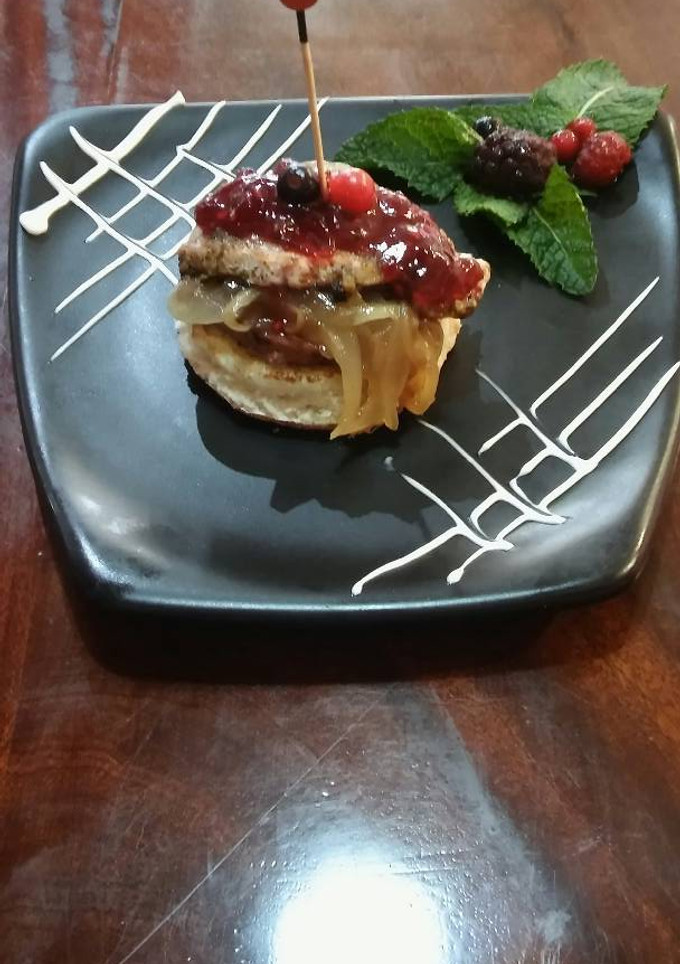 Una foto de Solomillo sobre paté ibérico, cebolla caramelizada y salsa de frutos rojos