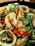 กุ้ง-หมึกผัดผงกะหรี่พริกไทดำ