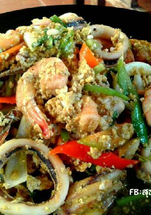 รูปของ กุ้ง-หมึกผัดผงกะหรี่พริกไทดำ