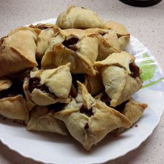 A picture of Mini meat pies.