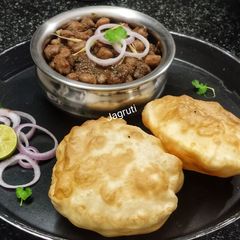 A picture of Amritsari Chole Bhature (Chola Bhatura) !!.