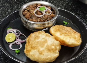 A picture of Amritsari Chole Bhature (Chola Bhatura) !!.