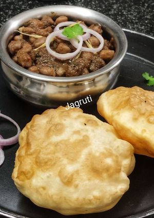 A picture of Amritsari Chole Bhature (Chola Bhatura) !!.