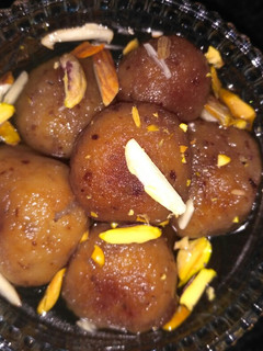 ब्रेड गुलाब जामुन (Bread ke Gulab Jamun recipe in Hindi) रेसिपी मुख्य फोटो