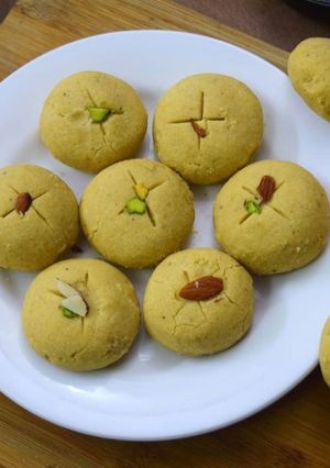 A picture of Besan Nankhatai.