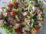Una foto de ensalada de surimi con lechuga