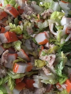 Una foto de Ensalada fresca de surimi y atún con vinagre de Cava