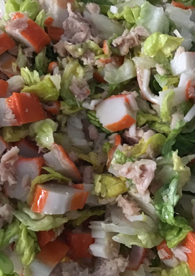 Una foto de Ensalada fresca de surimi y atún con vinagre de Cava
