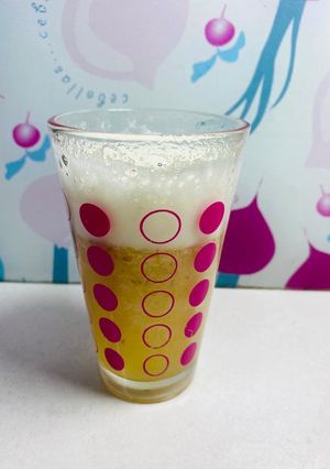 Una foto de Jugo de manzana, pera y miel