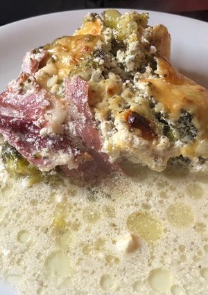 Csőben sült brokkoli, csirkecombbal recept fotója