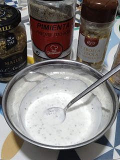 Una foto de Salsa de yogurt griego y mostaza