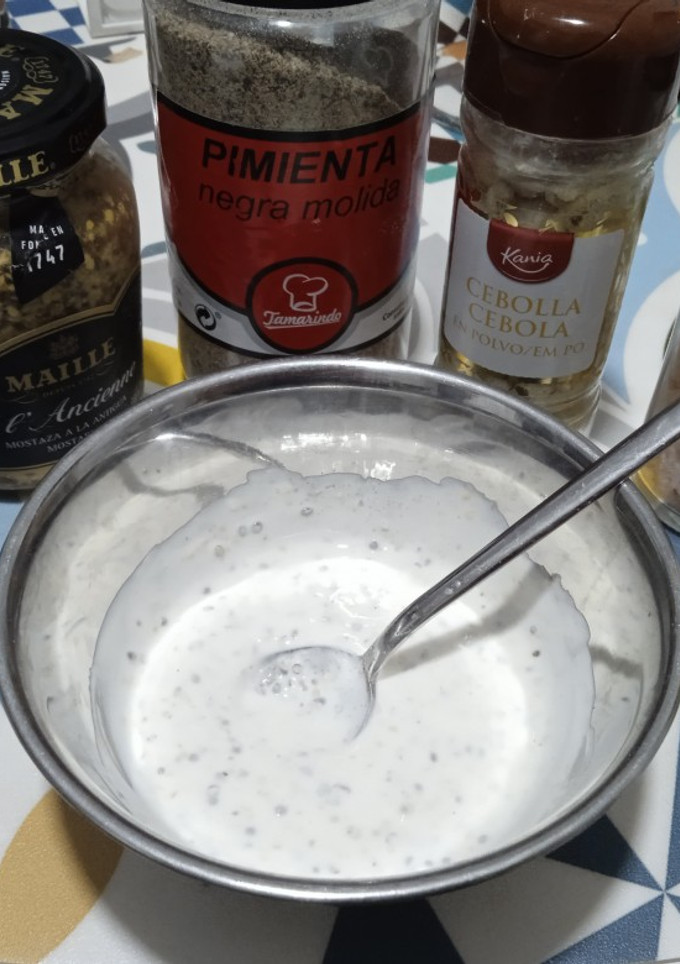 Una foto de Salsa de yogurt griego y mostaza