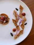 Cartellate di grano arso 🌾cipolla di tropea marinata e pomodori fiaschetto confit,quenelle di olive