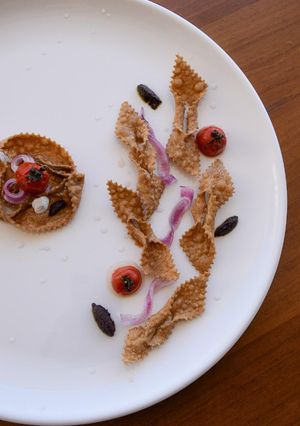 Foto di Cartellate di grano arso 🌾cipolla di tropea marinata e pomodori fiaschetto confit,quenelle di olive