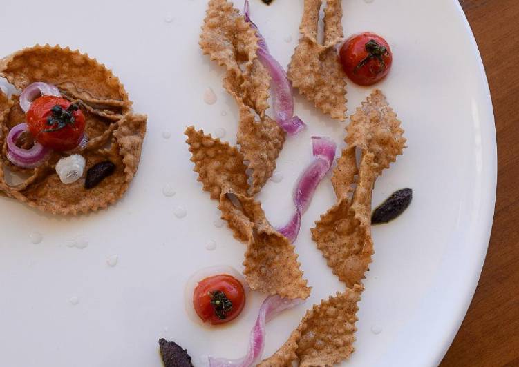 Cartellate di grano arso 🌾cipolla di tropea marinata e pomodori fiaschetto confit,quenelle di olive