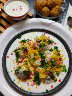 મગની દાળના દહીવડા (Moong Dal Dahi Vada Recipe In Gujarati) રેસીપી મુખ્ય ફોટો