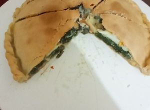 Una foto de Tarta de acelga, con masa casera de harina leudante 💚