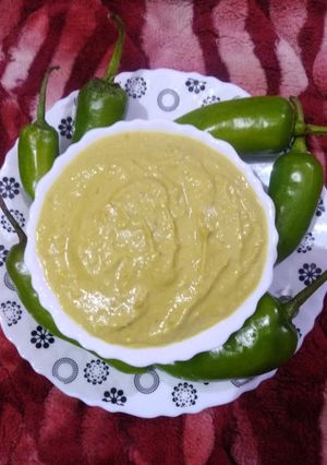 A picture of Green chilli sauce.