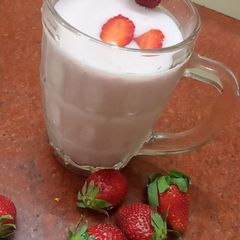A picture of Strawberry 🍓 flavour milk.