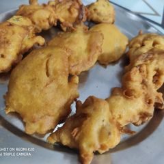 A picture of Aloo-pyaj bhajiya.