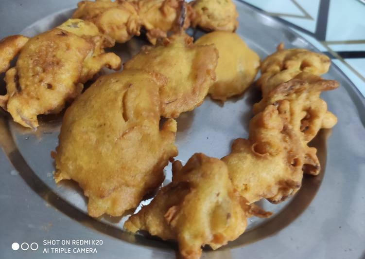 Aloo-pyaj bhajiya