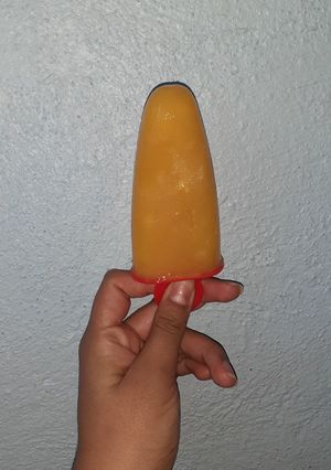 Una foto de Paletas de mango fit 🥭🍭