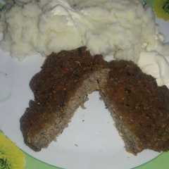 A picture of #Hamburguesas caseras de carne picada y puré!.
