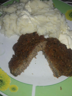 Una foto de #Hamburguesas caseras de carne picada y puré!